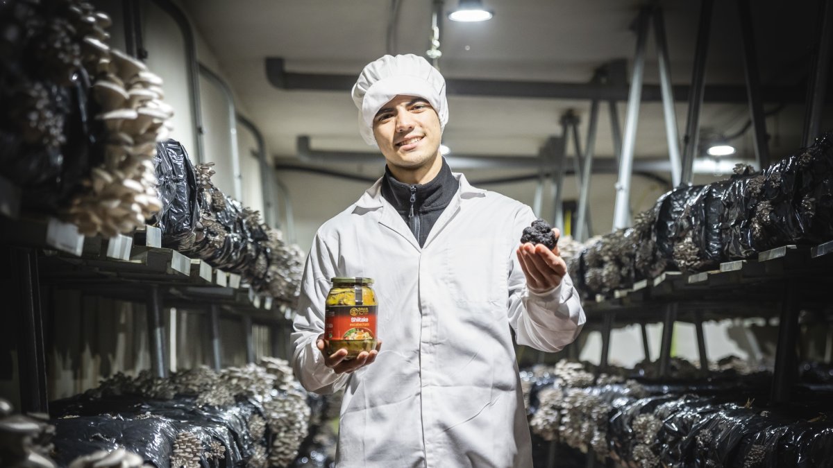 Pablo Pascual posa con una trufa y su reconocido shiitake en escabeche. -MONTESEGURO FOTO