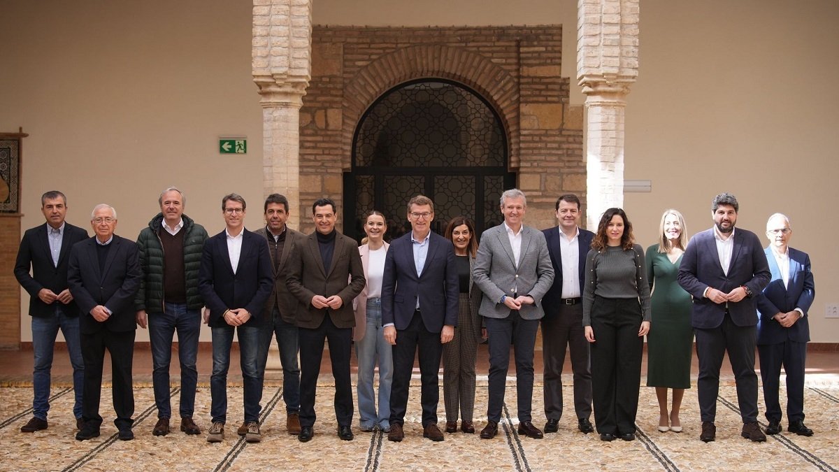 Foto de familia de Feijóo junto a los barones del PP en Granada.- ICAL