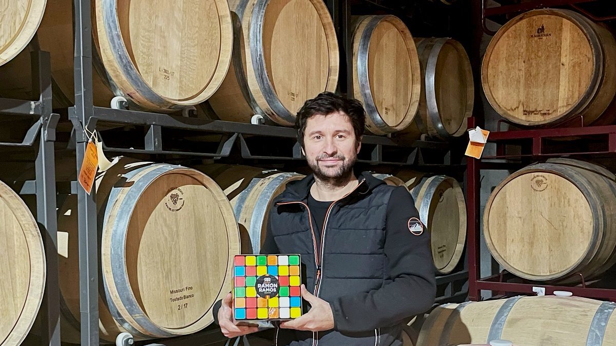Ramón Ramos, en la sala de barricas de su bodega, con el nuevo diseño de sus vinos bag in box. -E.M.