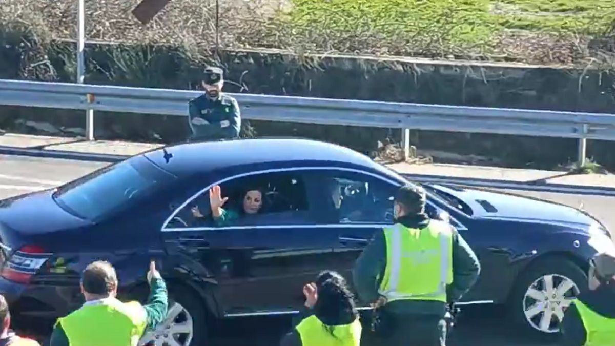 La reina Letizia saluda a un grupo de agricultores en Salamanca. -E.M.