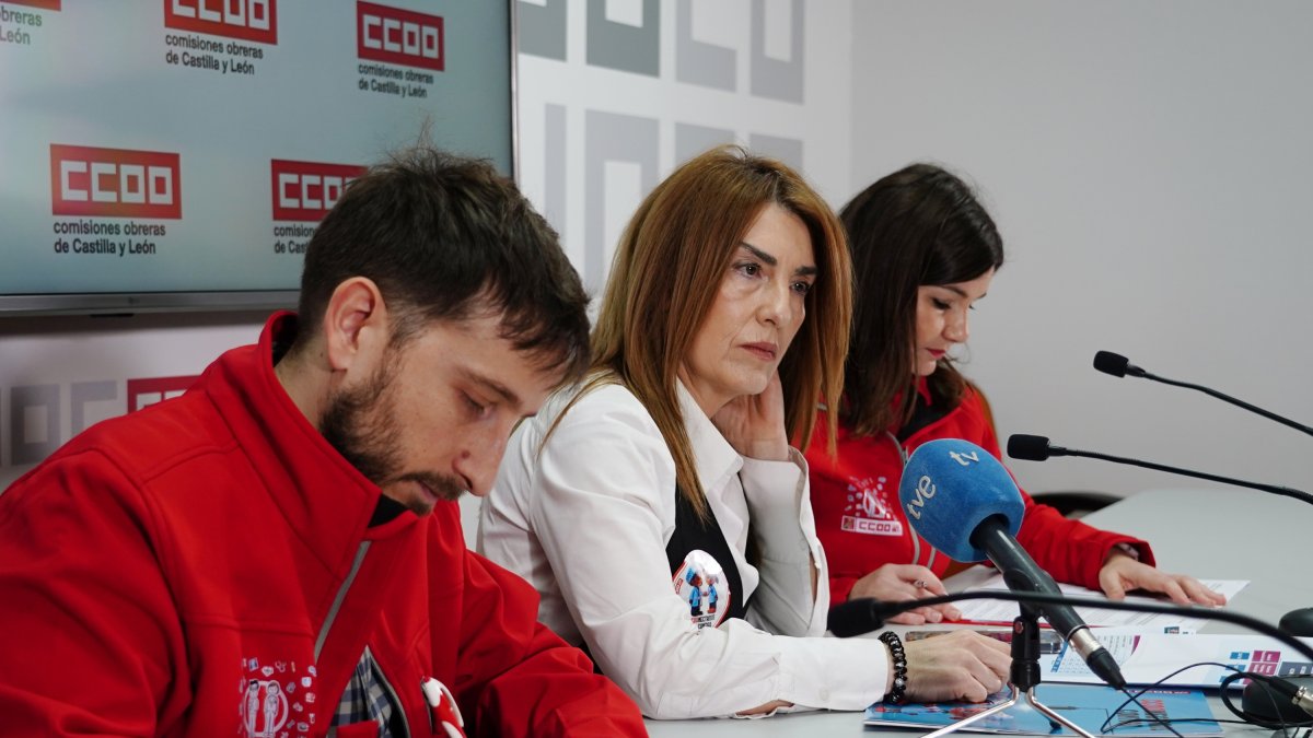 La secretaria general de la Federación de Sanidad y Sectores Sociosanitarios de CCOO Castilla y León, Ana Rosa Arribas (C), anuncia las demandas judiciales que el sindicato presentará contra el consejero de Sanidad por vulneración de derechos fundamentales.