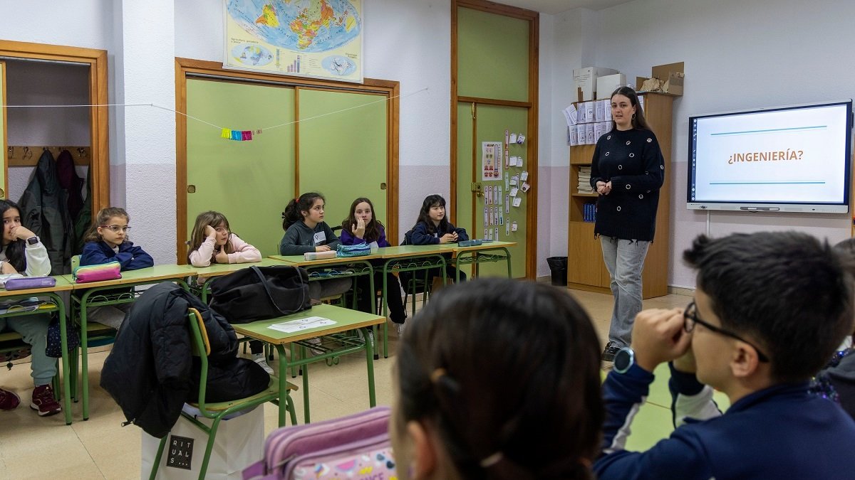 Ingenieras para despertar vocaciones AMIT acerca a Castilla y León su proyecto ?Una ingeniera en cada cole?, orientado a servir de inspiración a escolares de Primaria en las disciplinas científico técnicas. -ICAL