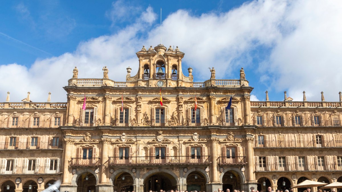 Minuto de silencio en Salamanca con motivo del 20 aniversario del 11M con la presencia del presidente de la Junta de Castilla y León, Alfonso Fernández Mañueco - ICAL