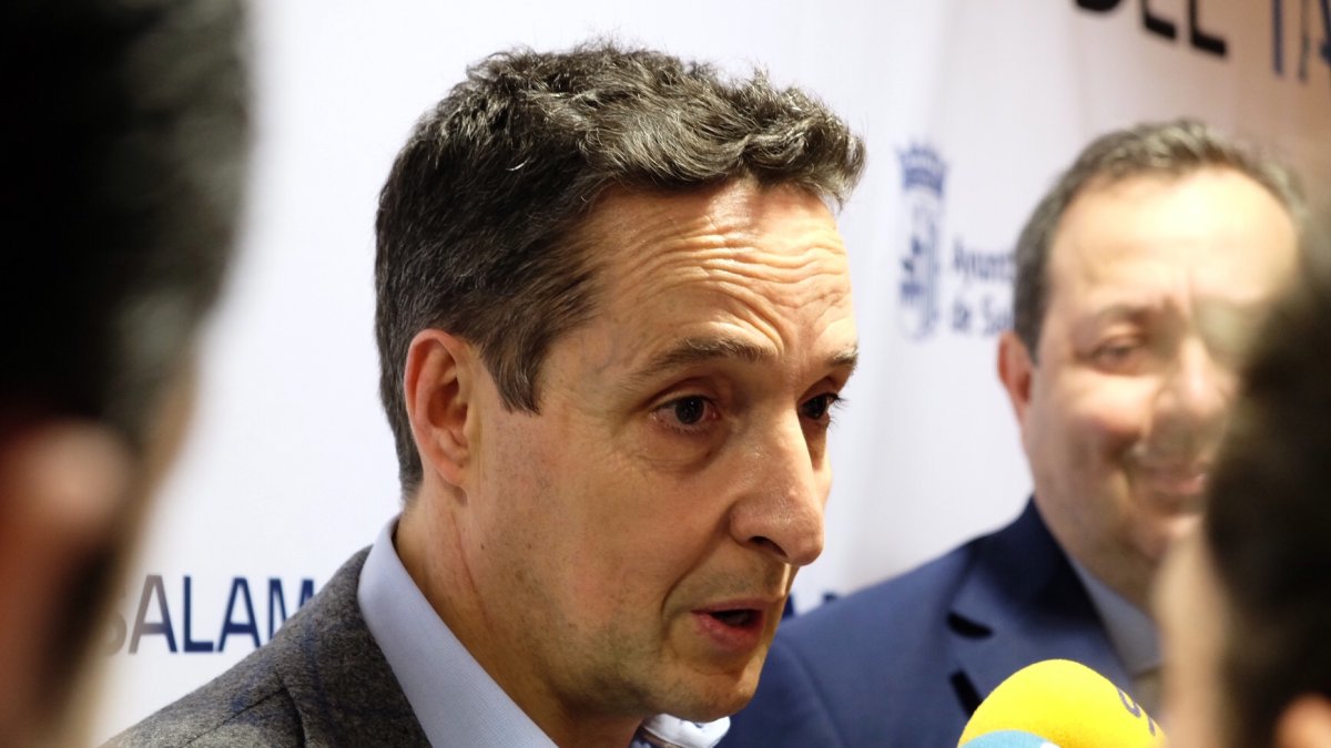 El alcalde de Salamanca, Carlos García Carbayo; el presidente de la Cámara de Comercio, Benjamín Crespo; y el catedrático de Inteligencia Artificial de la Universidad de Salamanca, Juan Manuel Corchado, participan en la jornada 'Salamanca Biotech: un entorno empresarial n crecimiento' de Salamanca Tech. -ICAL.