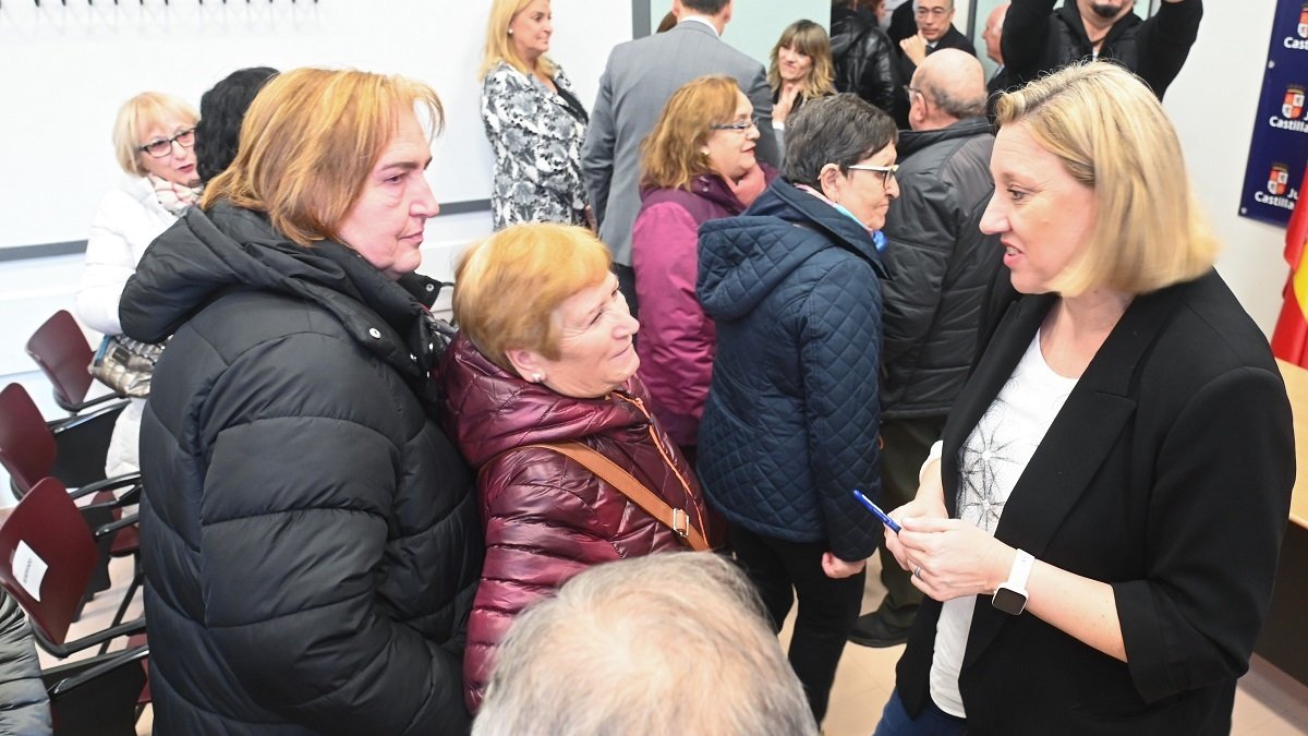 La consejera de Familia e Igualdad de Oportunidades, Isabel Blanco, presenta la oferta de viajes del ''Club de los 60'' para 2024