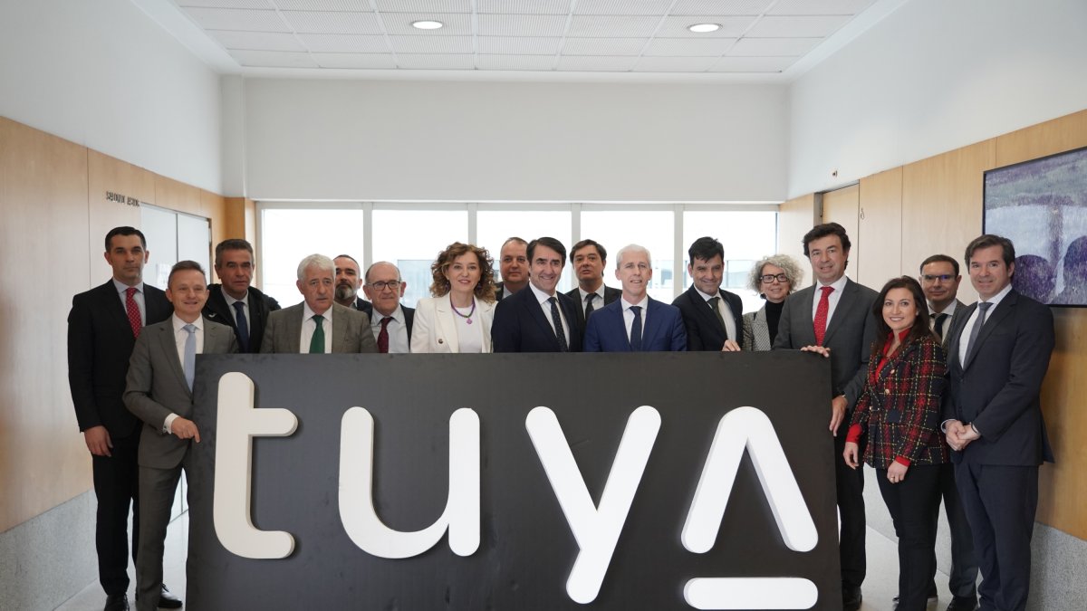 El consejero de Medio Ambiente, Vivienda y Ordenación del Territorio, Juan Carlos Suárez-Quiñones, presenta el balance de los avales del Plan Tuya junto s los representantes de las entidades bancarias participantes. -ICAL.