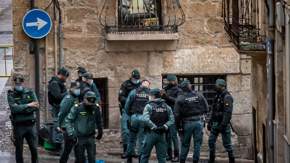 Guardia Civil en el lugar del suceso, donde ha fallecido un varón por herida de arma blanca apuñalado. ICAL