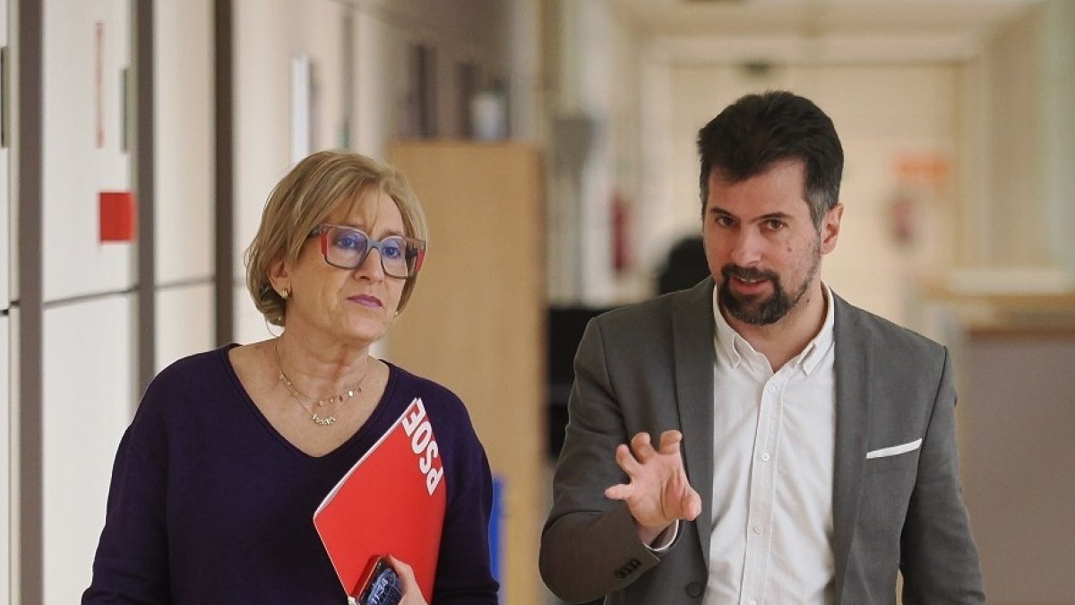 El portavoz del Grupo Parlamentario Socialista y secretario general del PSOECyL, Luis Tudanca, analiza diversos asuntos derivados de la Dependencia en Castilla y León, acompañado de la procuradora Isabel Gonzalo. -ICAL