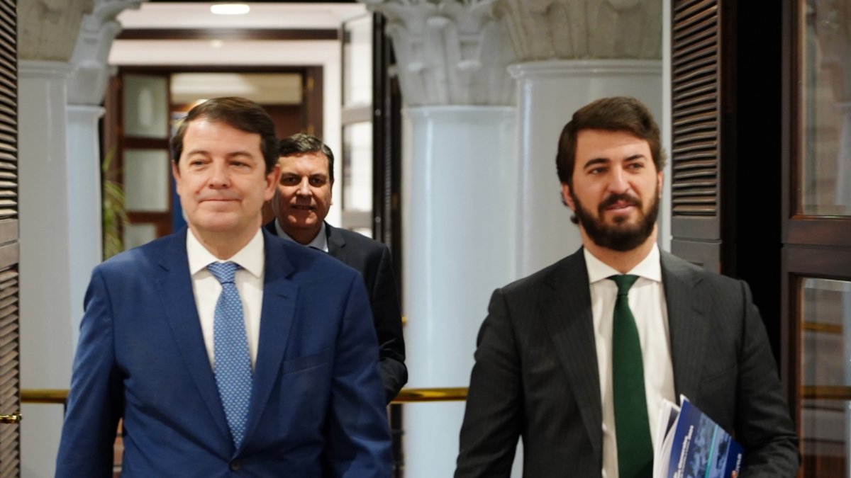 El presidente de la Junta de Castilla y León, Alfonso Fernández Mañueco; el vicepresidente, Juan García-Gallardo; y el consejero de Economía y Hacienda, Carlos Fernández Carriedo, comparecen en rueda de prensa para presentar el proyecto de Ley de Presupuestos Generales de la Comunidad para 2024. ICAL