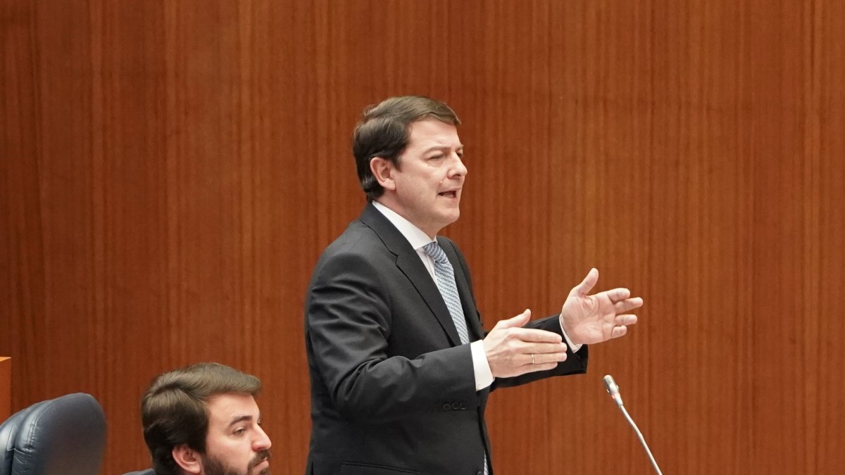 El presidente de la Junta, Alfonso Fernández Mañueco, durante una intervención en el pleno. ICAL