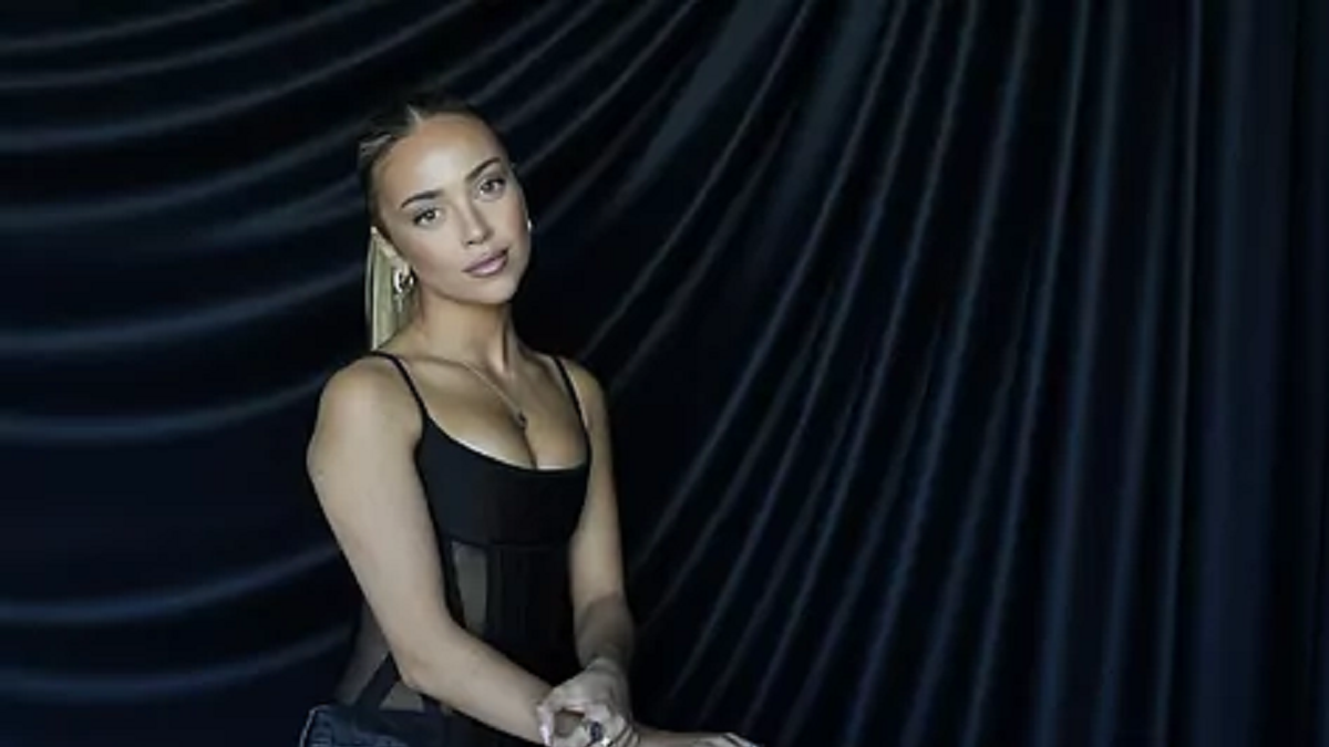 La cantante malagueña posa en los estudios de Sony. JAVIER BARBANCHO. Fuente: El Mundo