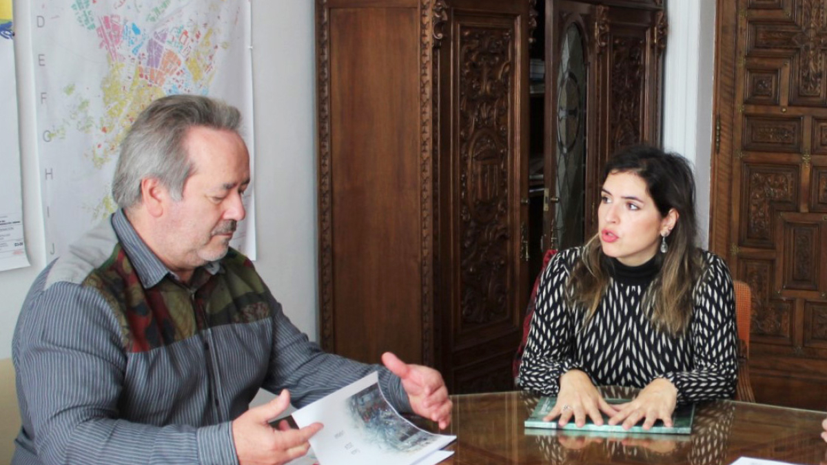 El alcalde de Zamora, Francisco Guarido, recibe a la representante de la Agencia de las Naciones Unidas para los Refugiados Palestinos (Unrwa), Lorena Gamito.