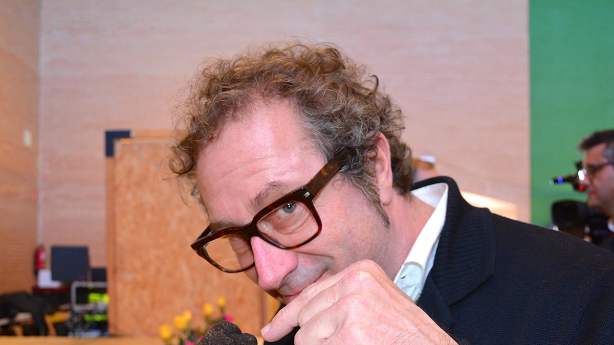 El enólogo Bertrand Soudais, que inauguró la Feria, huele unas trufas.