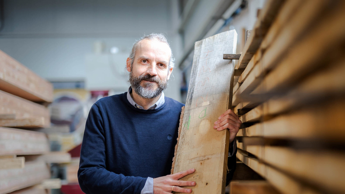 José Luis Villanueva, coordinador de la innovación sobre silvicultura inteligente con el rebollo.