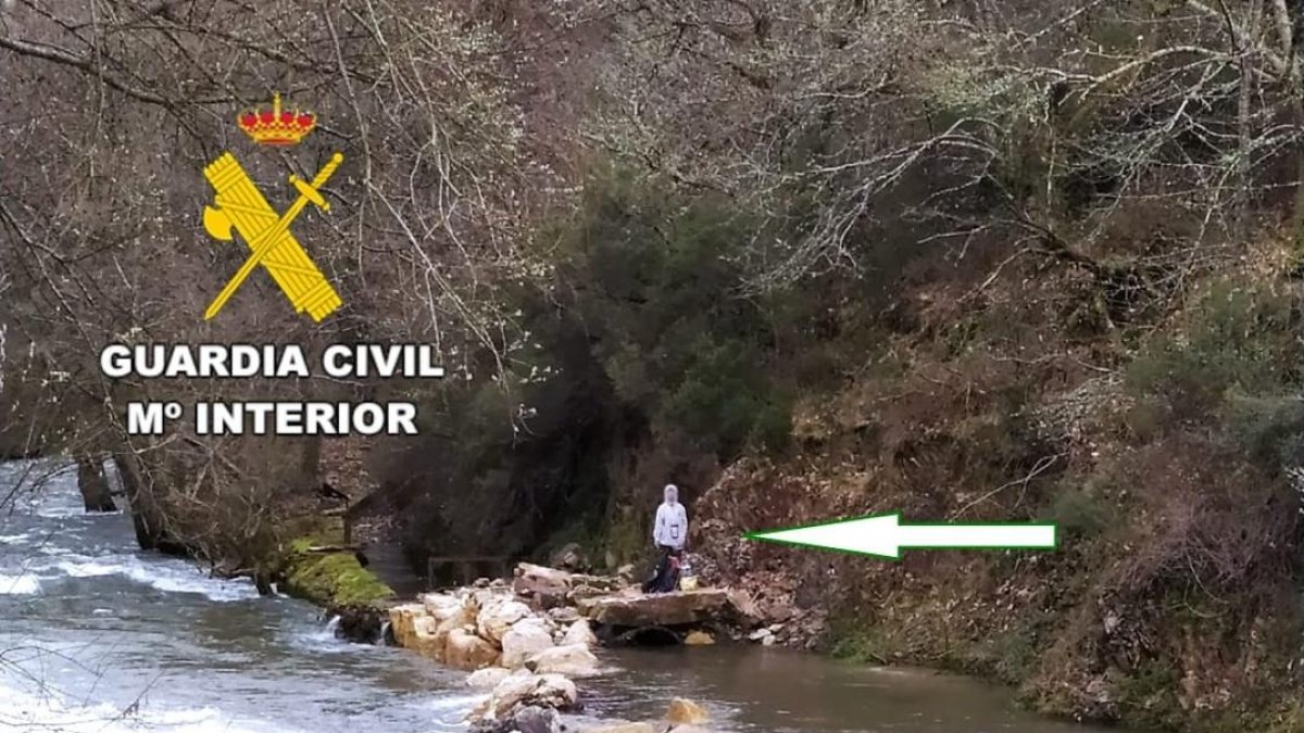 Dos peregrinos atrapados a la orilla del río Valcarce a la altura de Pereje, León.