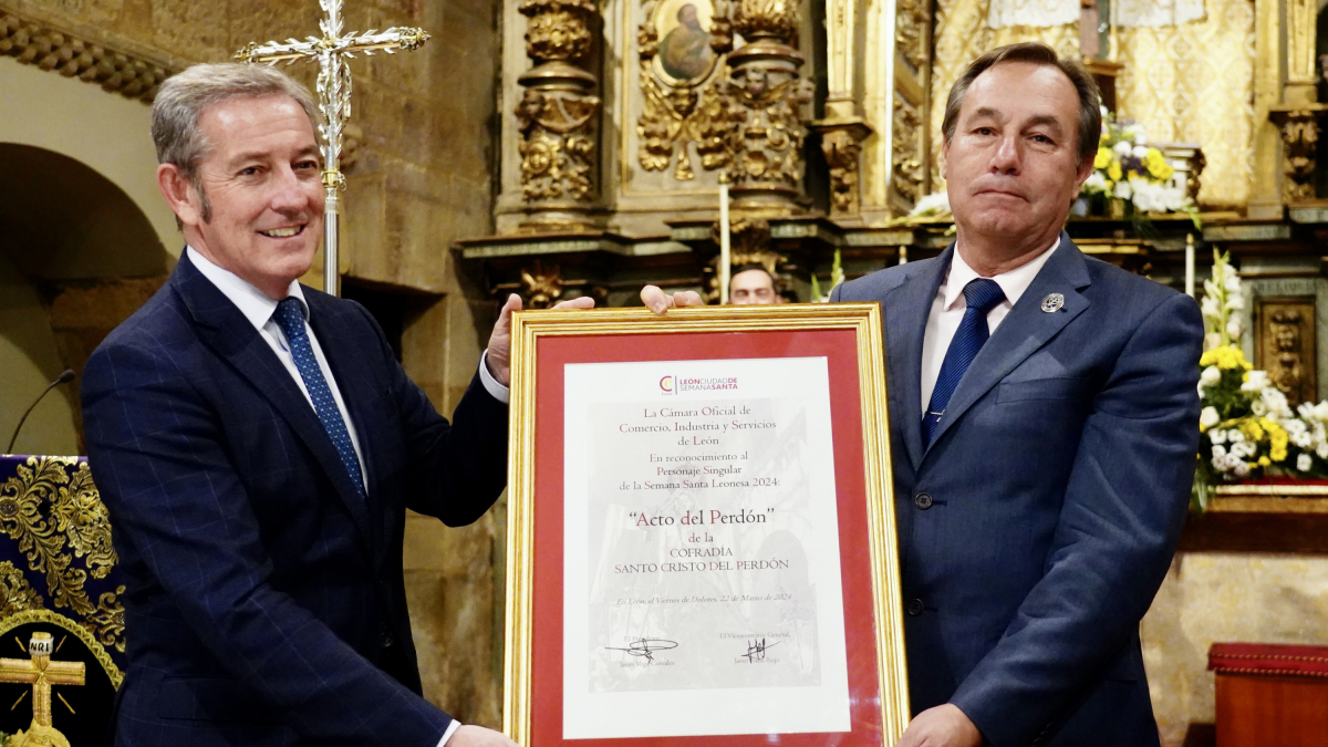 El presidente de la Cámara de Comercio de León, Javier Vega, entrega la distinción al Personaje Singular de la Semana Santa de León 2024 al abad José María Urdiales