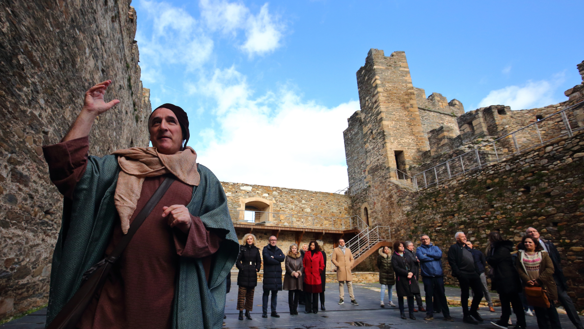 Visita teatralizada al Castillo de los Templarios a cargo de la compañía Conde Gatón, acompañados por la corporación municipal y diversas autoridades locales