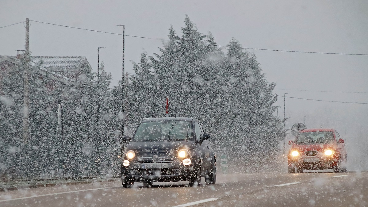 La nieve dificulta el tráfico en la N-630 a la altura de Sariegos (León)