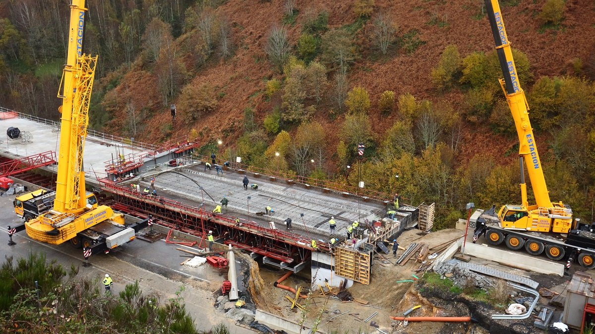 Obras de reconstrucción del viaducto O Castro (León), de la autovía A6 en sentido Madrid, antes de su finalización en enero de 2025