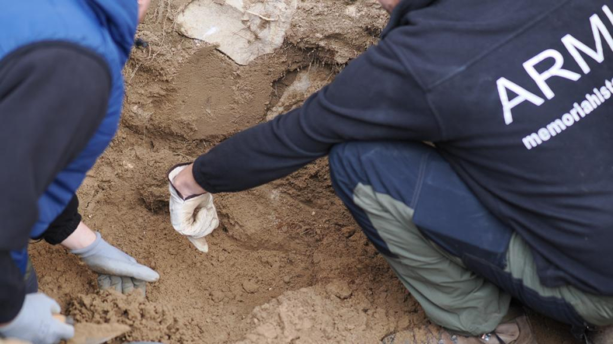 Excavación de una fosa para encontrar los restos Pedro de la Calle, el pastor socialista fusilado por unos falangistas.