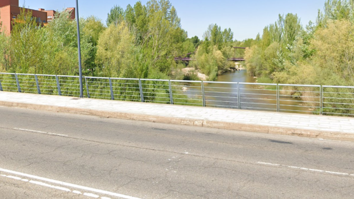 Puente en el que se encontraba en hombre a punto de arrojarse al vacío