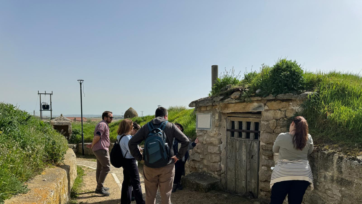 Visitantes en una de las bodegas de Mucientes.