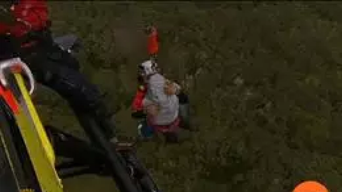 Momento en el que el herido es izado al helicóptero.