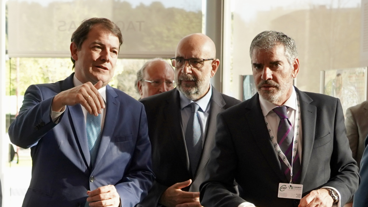 El presidente de la Junta de Castilla y León, Alfonso Fernández Mañueco; el presidente nacional de CSIF, Miguel Borra, y el reelegido presidente autonómico, Benjamín Castro.