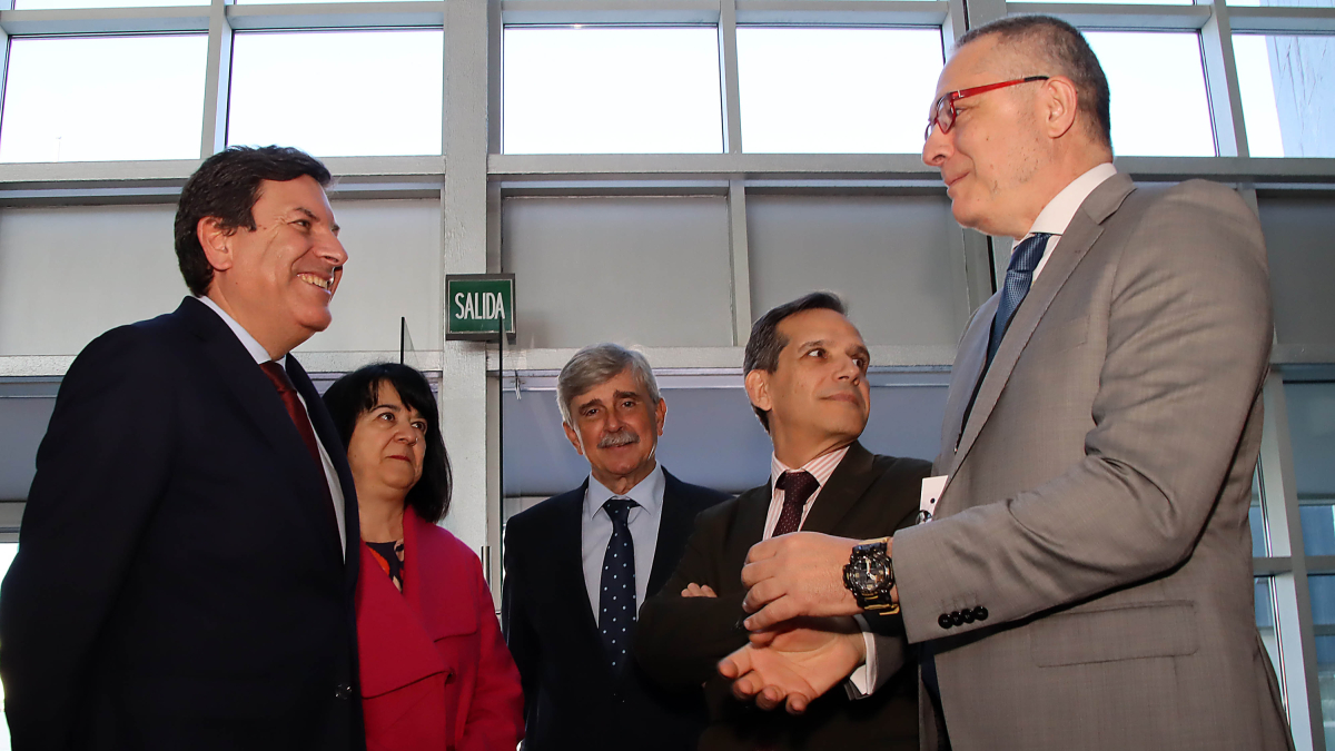 Carriedo, con el rector de la ULE, el director de Programas e Industria de la ESA, y Nuria Hernández, técnico de Transferencia de Tecnología de la Agencia Espacial Europea