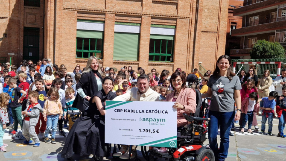 El director ejecutivo de Aspaym, la directora del CEIP Isabel la Católica, y Rut Carpintero, durante la entrega de un cheque de 1.700 euros a Aspaym