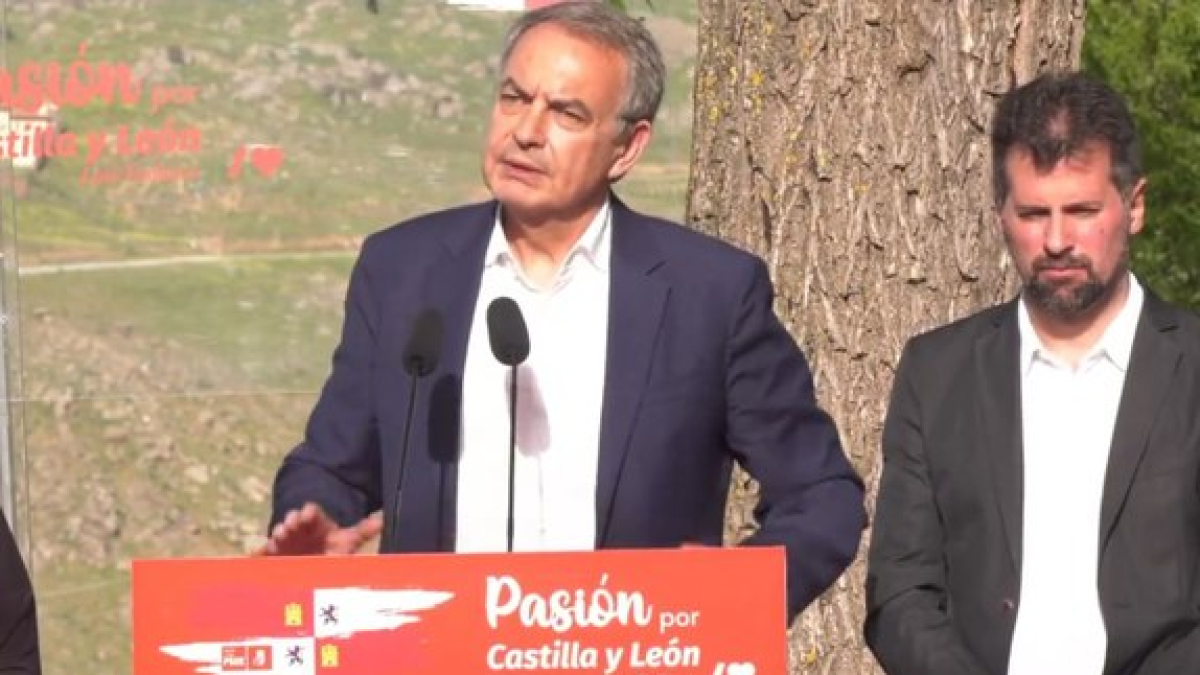 El ex presidente del Gobierno, José Luis Rodríguez Zapatero, habla de las fosas comunes en un acto en Segovia acompañado del secretario general del PSCyL, Luis Tudanca