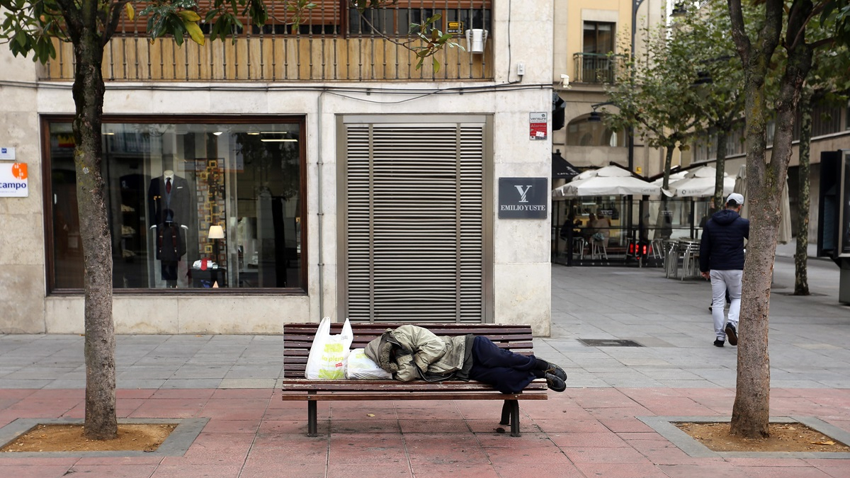 Indigente en una plaza pública.