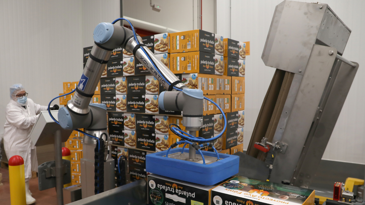 Un operario en una línea de una empresa alimentaria de Castilla y León.