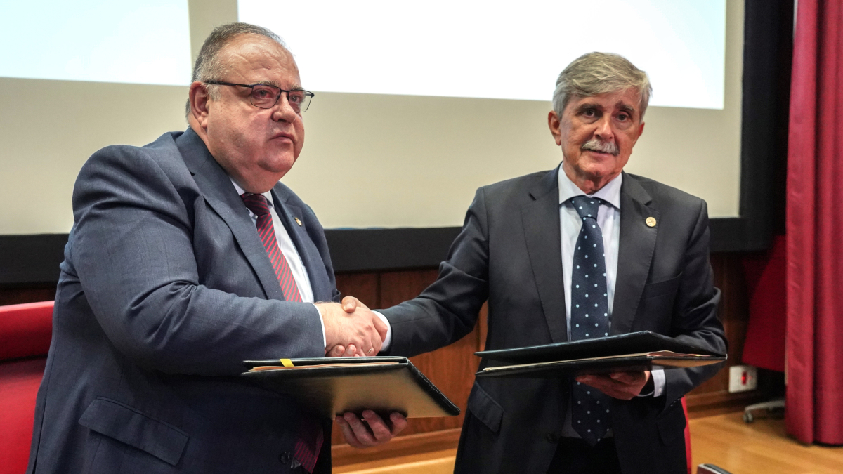 El consejero de Sanidad, Alejandro Vázquez Ramos y el rector de la Universidad de León, Juan Francisco García Marín, firman el acuerdo de creación del Instituto de Investigación Biosanitario de León
