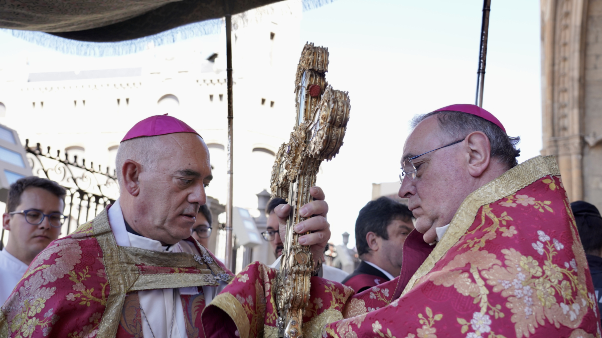 El obispo de León, Luis Ángel de las Heras, recibe en la Catedral el Lignum crucis de Santo Toribio de Liébana en su peregrinación a Astorga.
