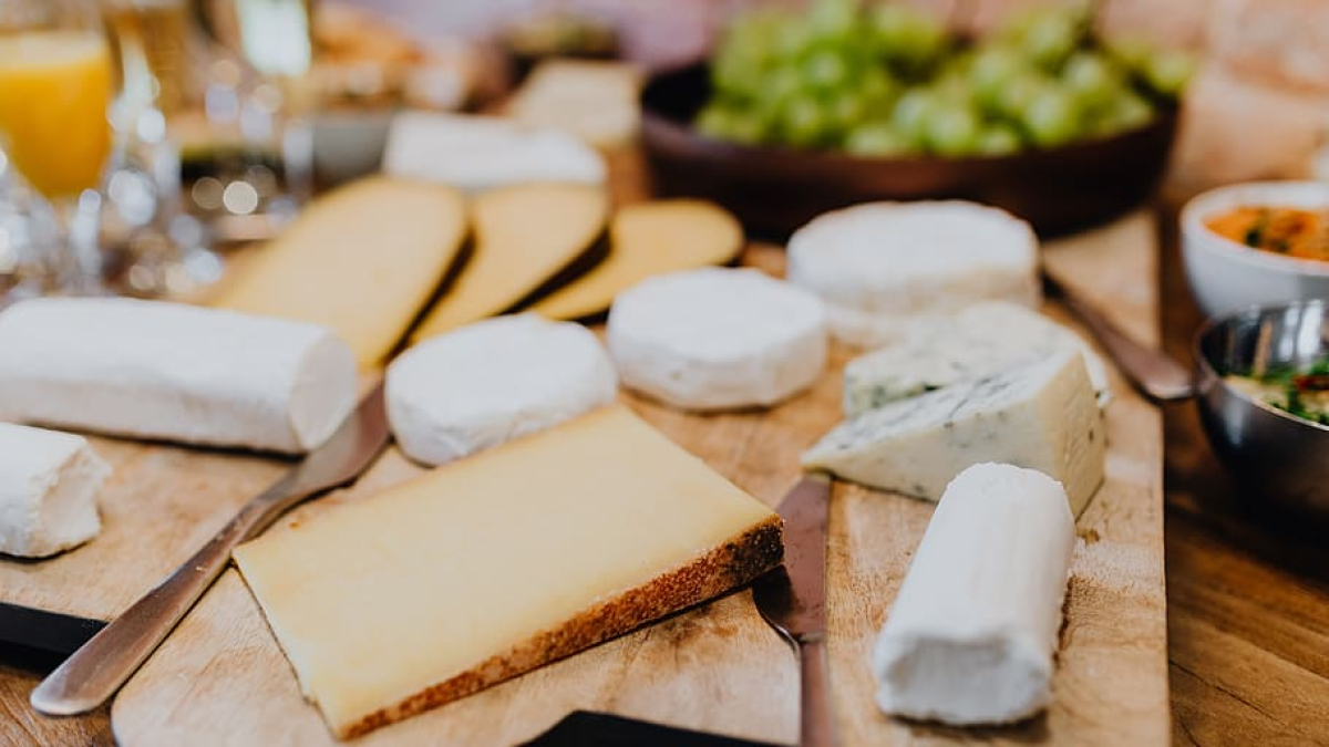 Tabla con distintos tipos de queso.