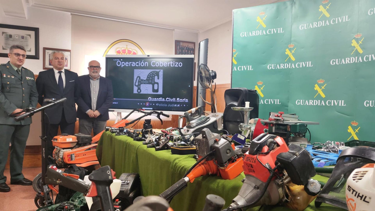 De izda a dcha, Peñarroya, Sen y Latorre presentan la Operación Cobertizo en Soria.