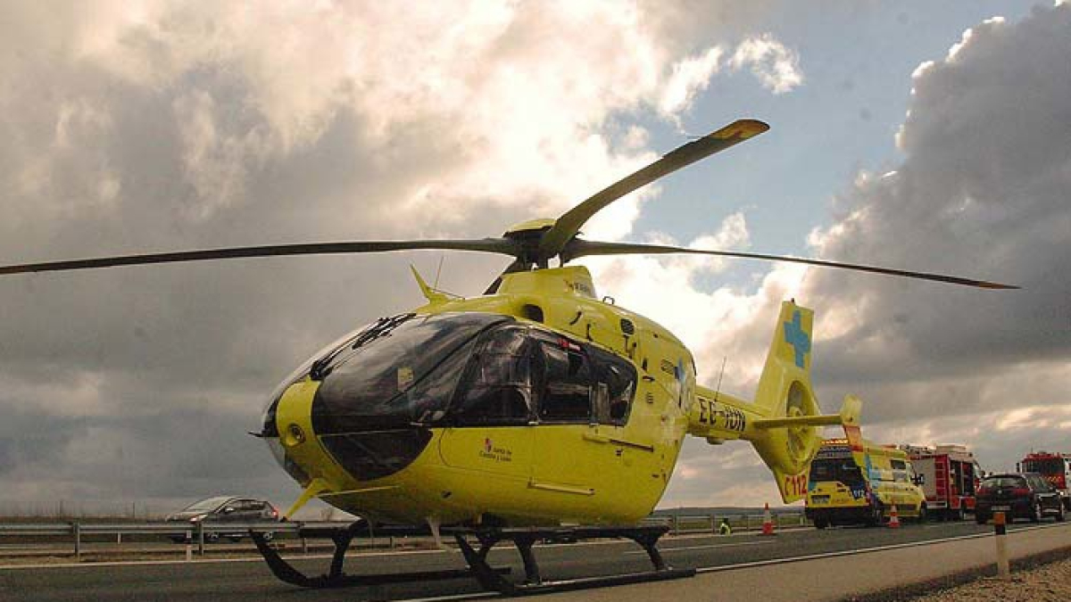 Imagen de archivo de un helicóptero de rescate de Sacyl. EUROPA PRESS