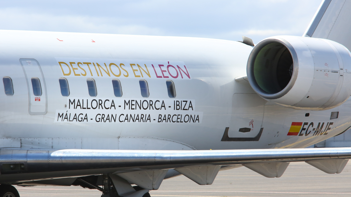 Avión rotulado con la promoción de los destinos en una temporada anterior en el aeropuerto leonés