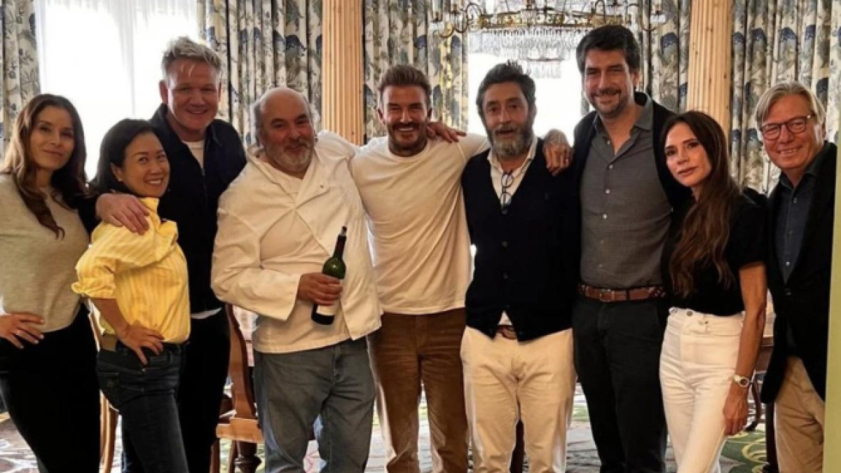 David y Victoria Beckham, el chef Gordon Ramsay y su mujer Tana, y el enólogo Peter Sisseck durante su vista a Vega Sicilia.