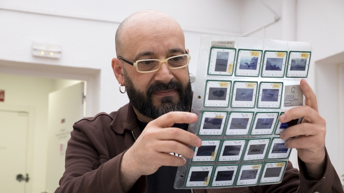 La asociación de vecinos del barrio del Oeste de Salamanca trabaja en la recopilación de diapositivas ochenteras para guardar los recuerdos y la historia de sus calles. En la imagen Felipe Piñuela archiva las fotografías