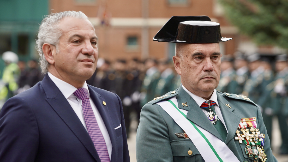 El teniente general Luis del Castillo Ruano, acompañado del delegado del Gobierno en Castilla y León, Nicanor Sen, preside el acto conmemorativo del 180 aniversario de la fundación de la Guardia Civil