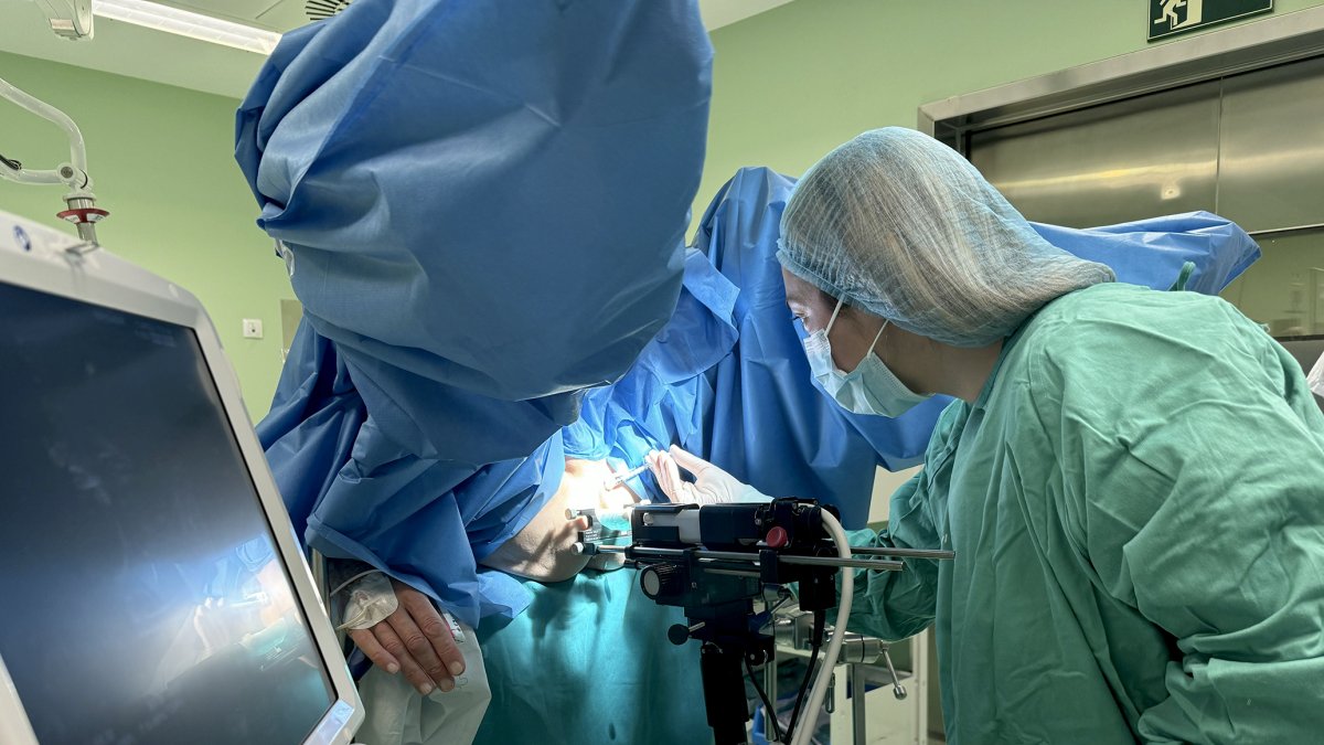 Intervención oncológica en el Complejo Asistencial Universitario de León, en una imagen de archivo
