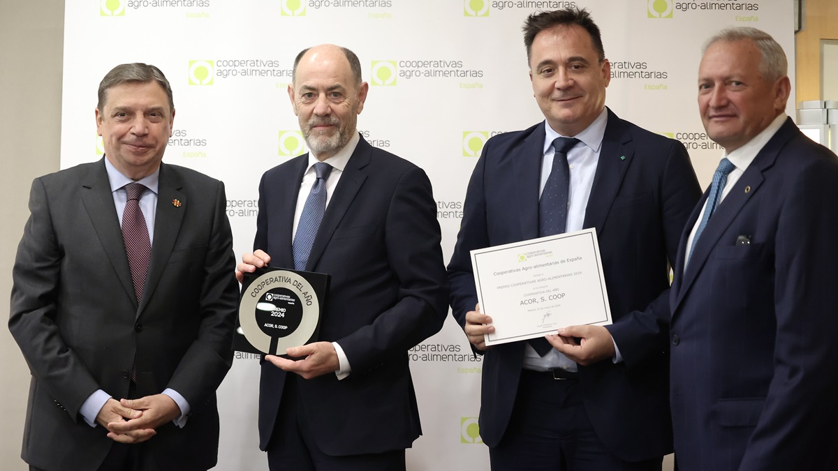 El ministro de Agricultura, Pesca y Alimentación, Luis Planas entrega el premio cooperativa del año al presidente de ACOR, Jesús Posadas.