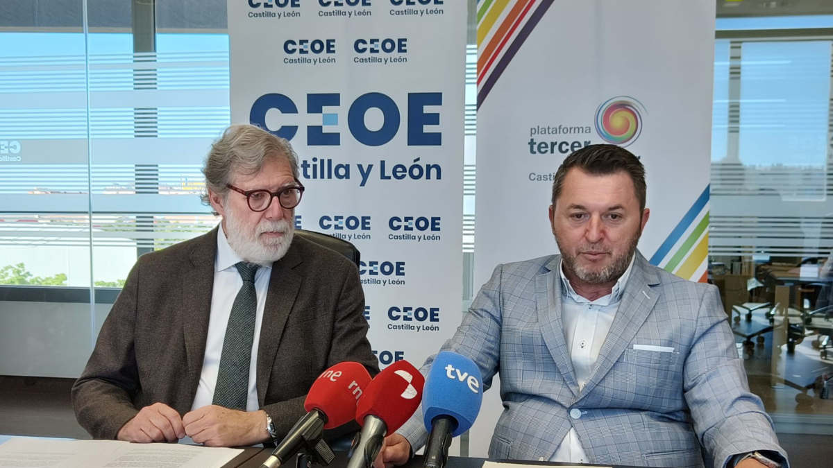 El presidente de la Plataforma del Tercer Sector de Castilla y León, Francisco José Sardón, acompañado por el Presidente de CEOE Castilla y León, Santiago Aparicio.