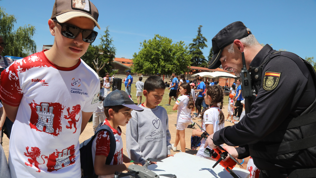 Exhibición de la Policía Nacional ante los niños y niñas de la Escuela 100x100 Deporte