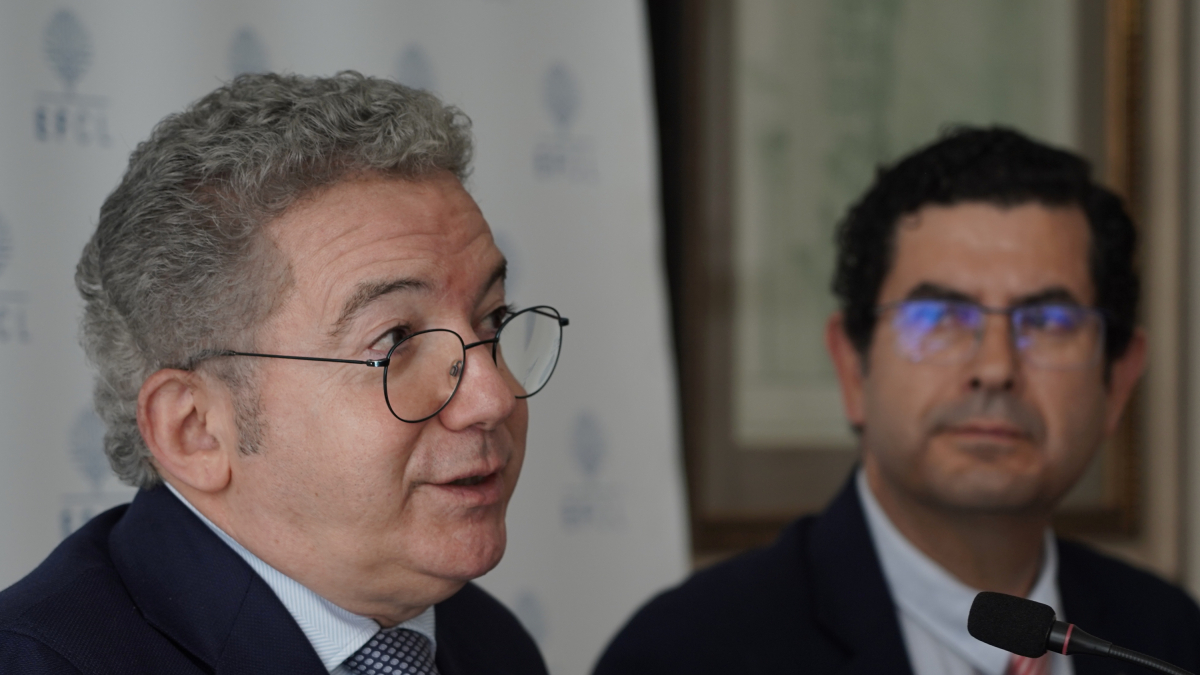 El presidente de Empresa Familiar de Castilla y León Pedro Palomo, junto al director, Eduardo Estévez, presenta el balance de sus dos años de mandato.