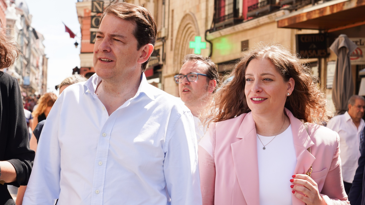 Alfonso Fernández Mañueco y Ester Muñoz este miércoles en León.