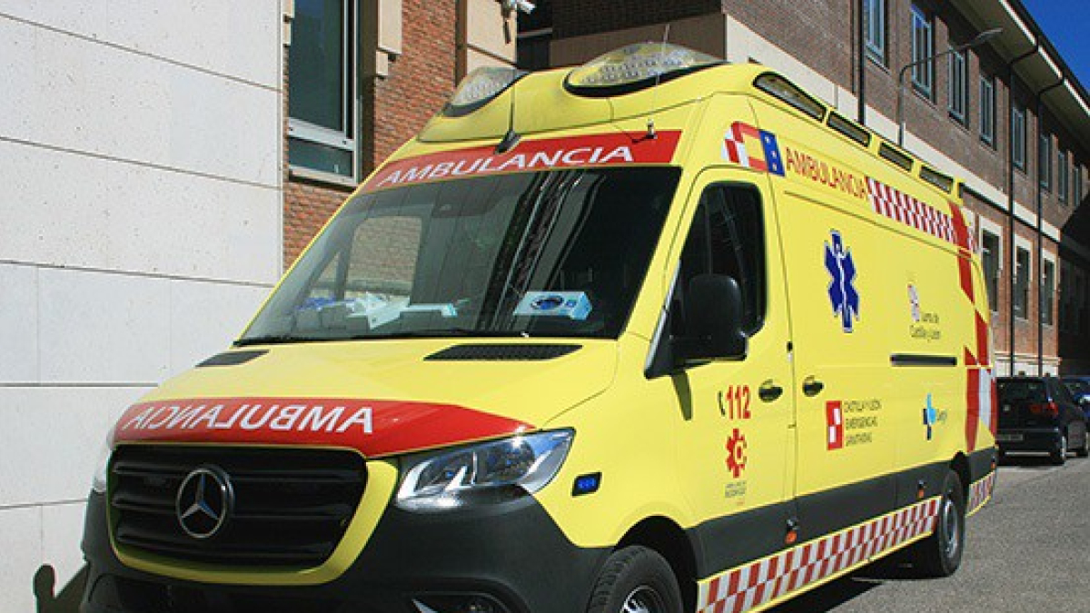 Archivo - Sucesos.- Herido tras chocar su turismo contra una farola en la N-120 en Castañares (Burgos)