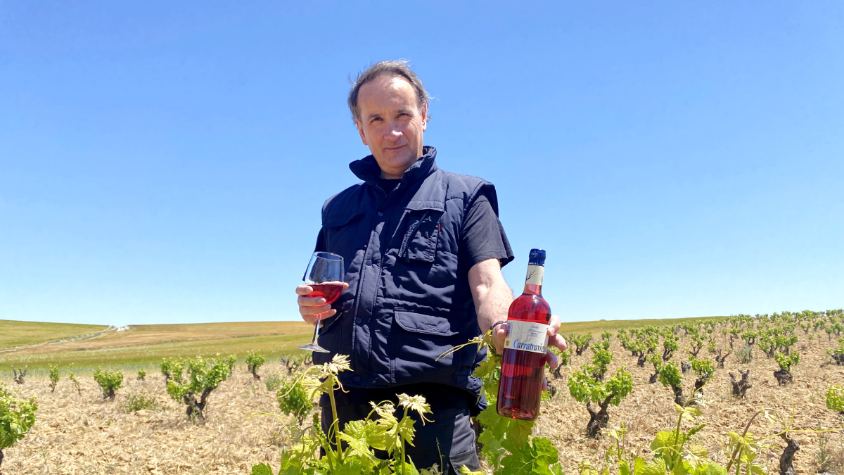 José Manuel Iglesias, en uno de los viñedos en vaso de la bodega, con su rosado Carratraviesa.